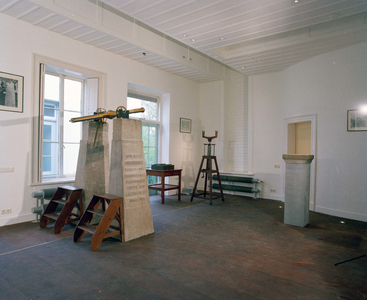 843523 Interieur van de Sterrenwacht (Zonnenburg 2) te Utrecht: een zaal met oude telescopen.